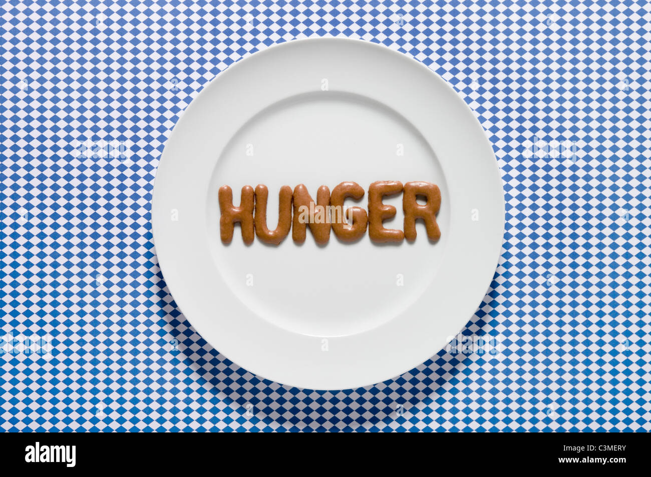 Hunger mit Russisch Brot auf Teller geschrieben Wort, Nahaufnahme Stockfoto