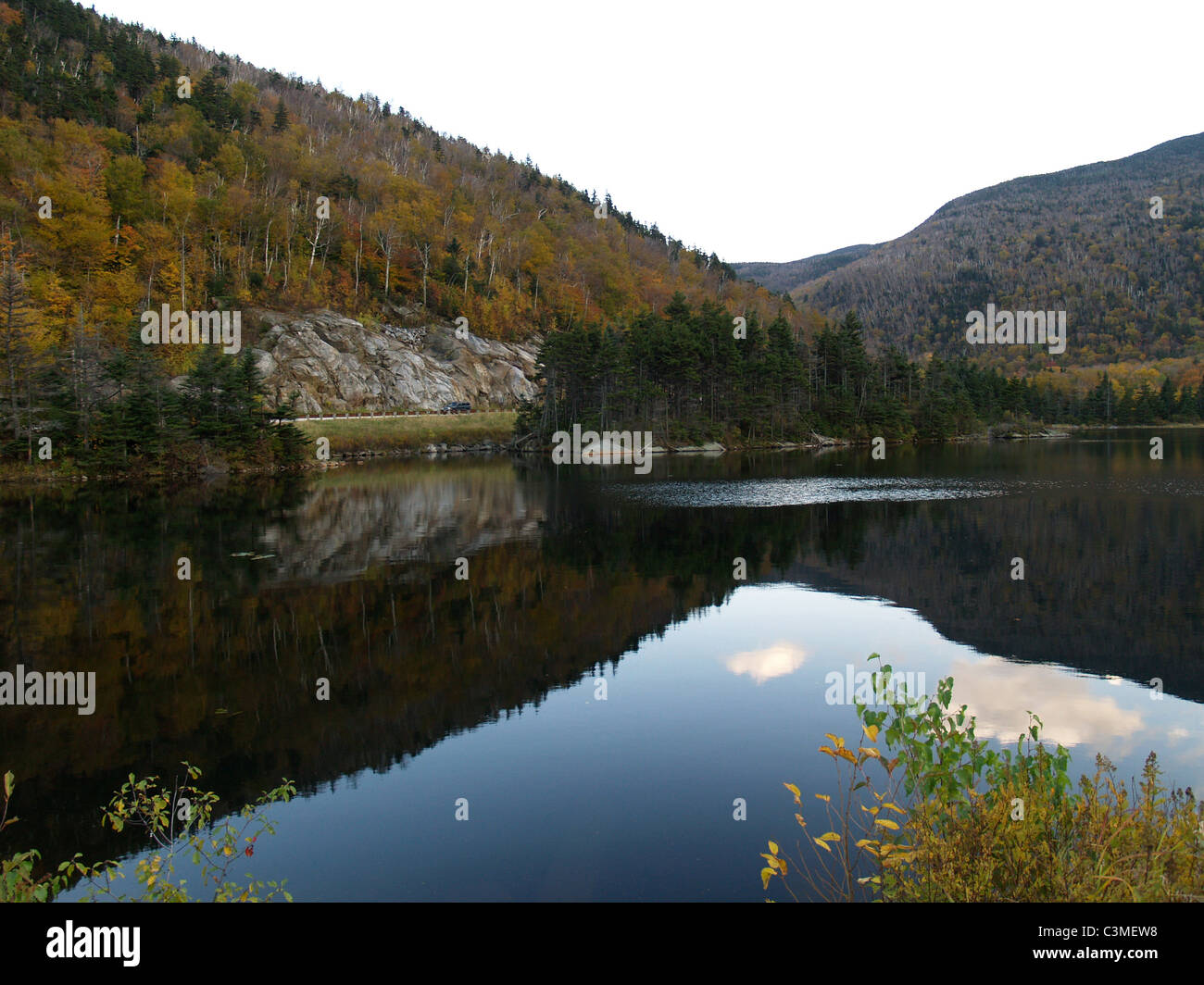 Herbstliche Ansicht der Biber Teich entlang Hwy 112, Lost River Road, in der weißen Berge Region von New Hampshire. Stockfoto