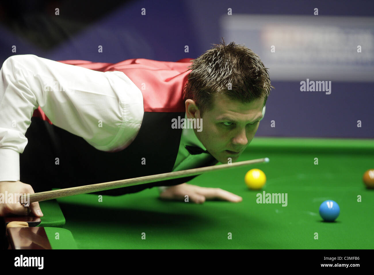 RYAN DAY findet einer engere Blick SNOOKER Weltmeisterschaft Tiegel SHEFFIELD ENGLAND 16. April 2011 Stockfoto