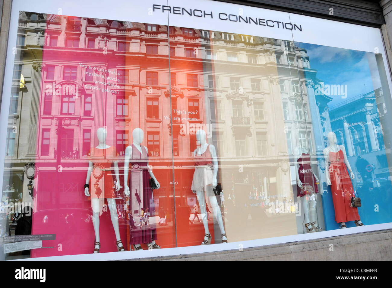 Französische Verbindung Frühjahr 2011 Shop Fenster Oxford Circus in London Mode Stil Design Kleidung-Farben Stockfoto