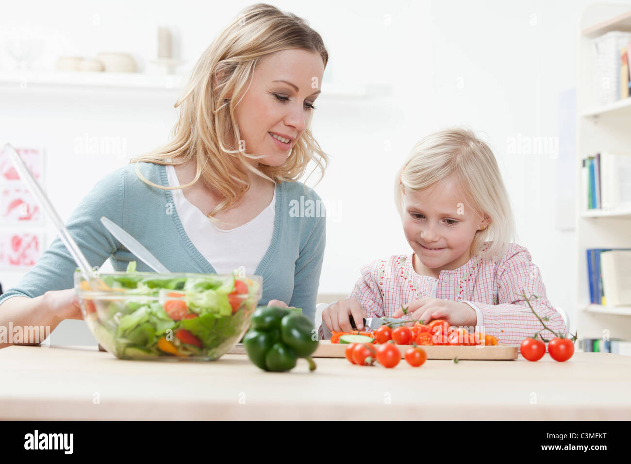 Deutschland, Bayern, München, Mutter und Tochter bereitet Salat, Lächeln Stockfoto