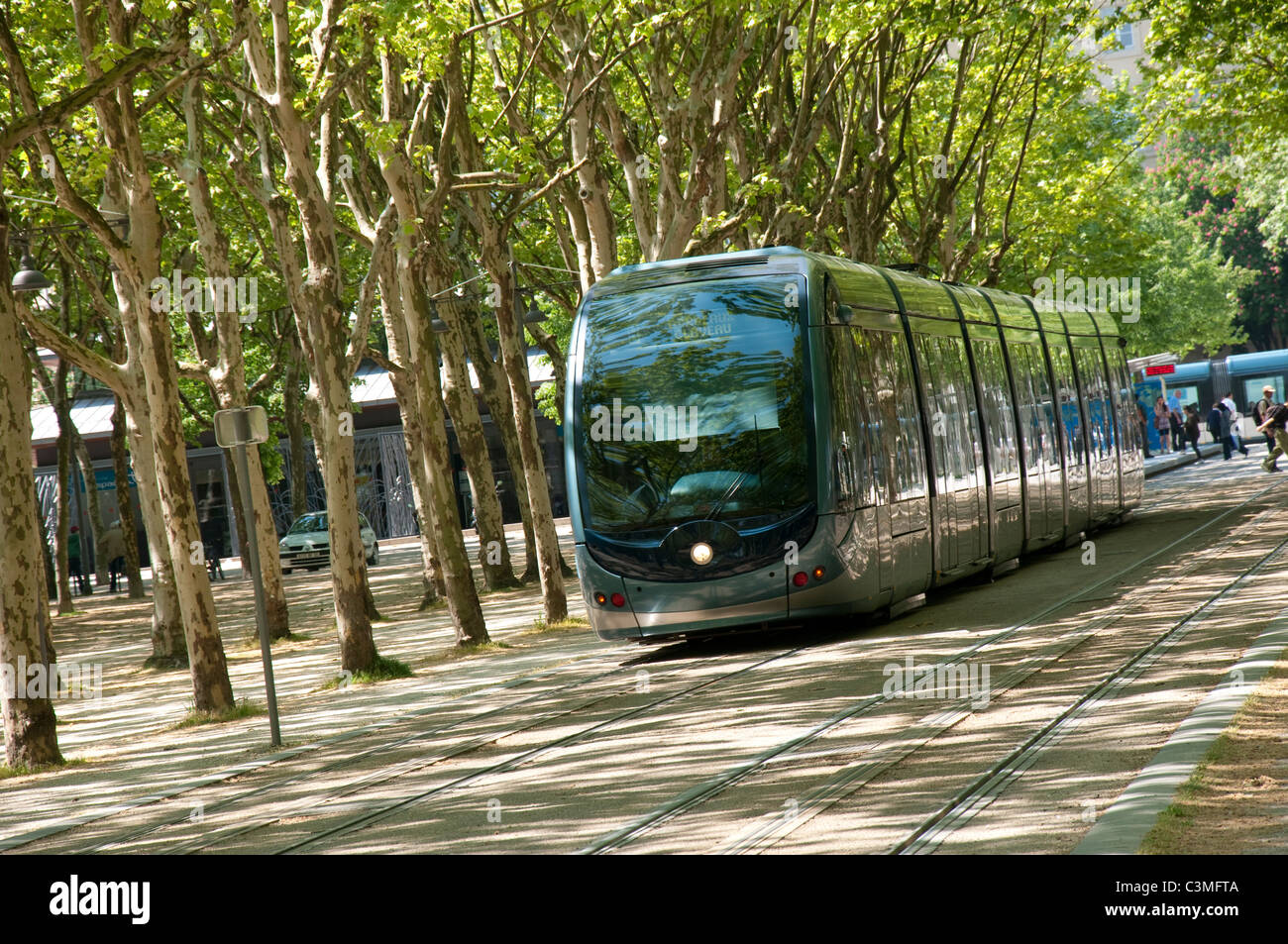 Eine Straßenbahn auf der Esplanade des Quinconces in der Stadt Bordeaux, Frankreich Europa EU Stockfoto