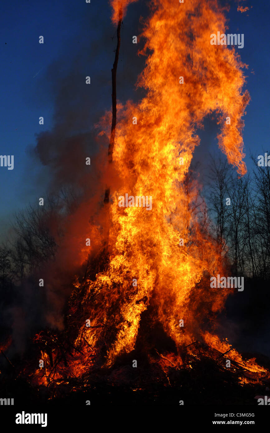 Feuer brennt einen Haufen Brennholz Stockfoto