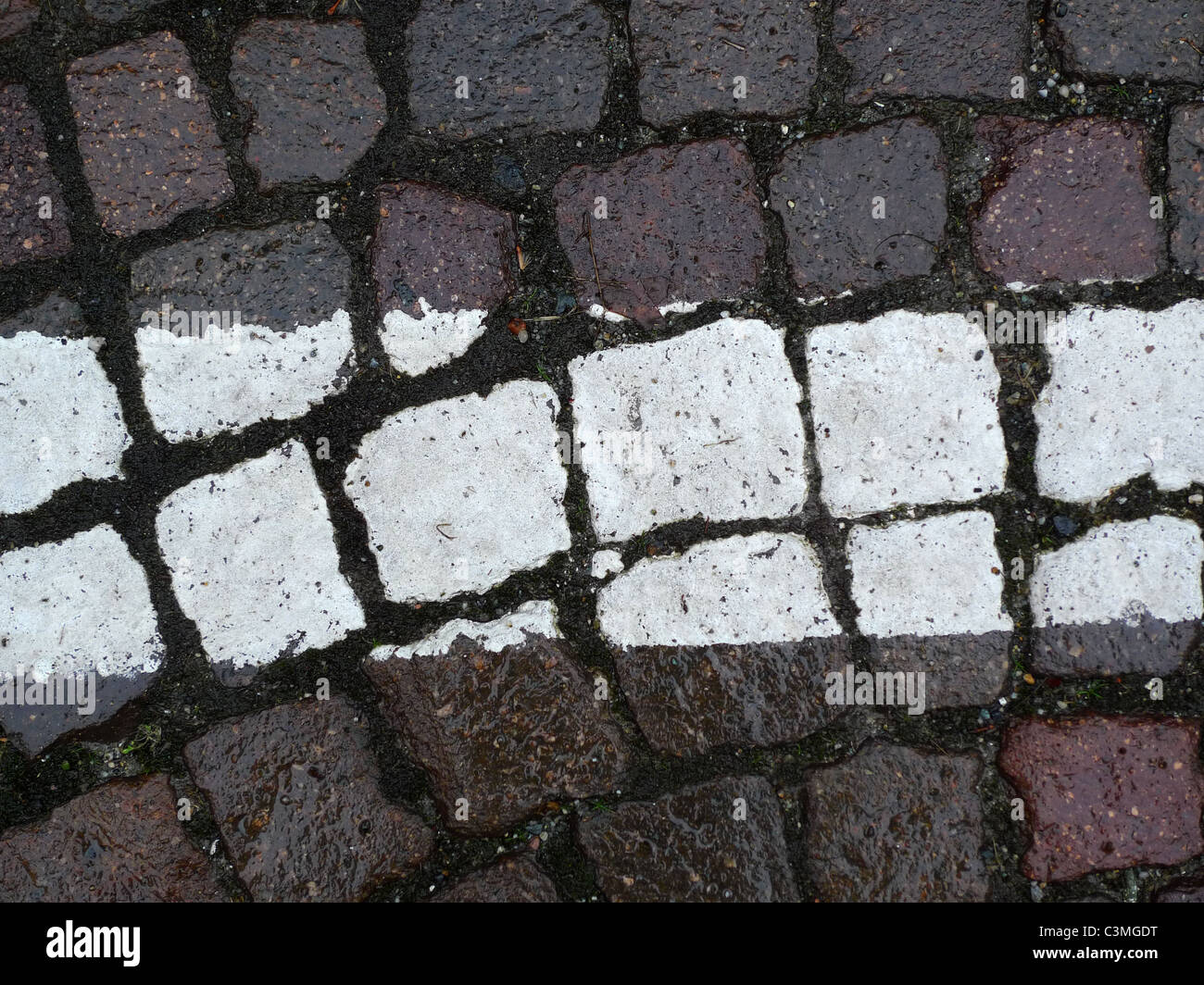 Steinen mit weißen Linie zu ebnen Stockfoto