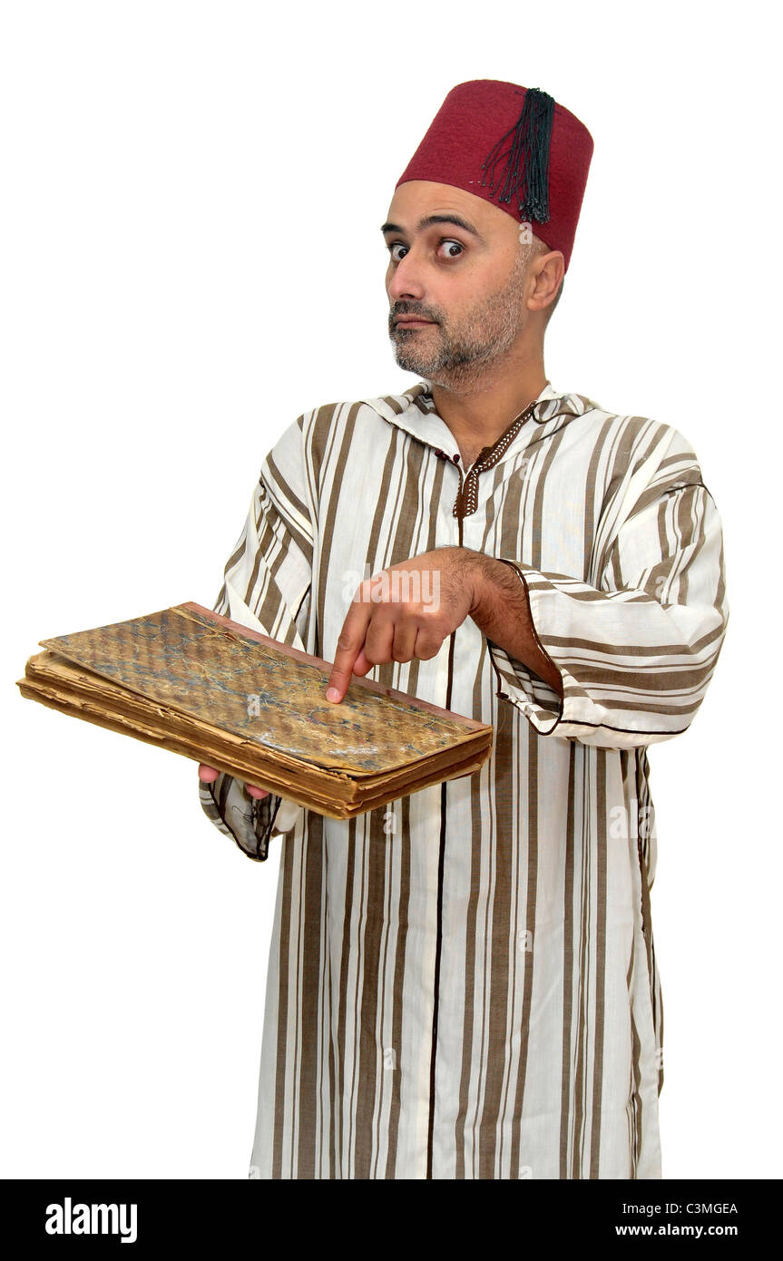 Arabischer Mann mit sehr alten Buch isoliert in weiß Stockfoto
