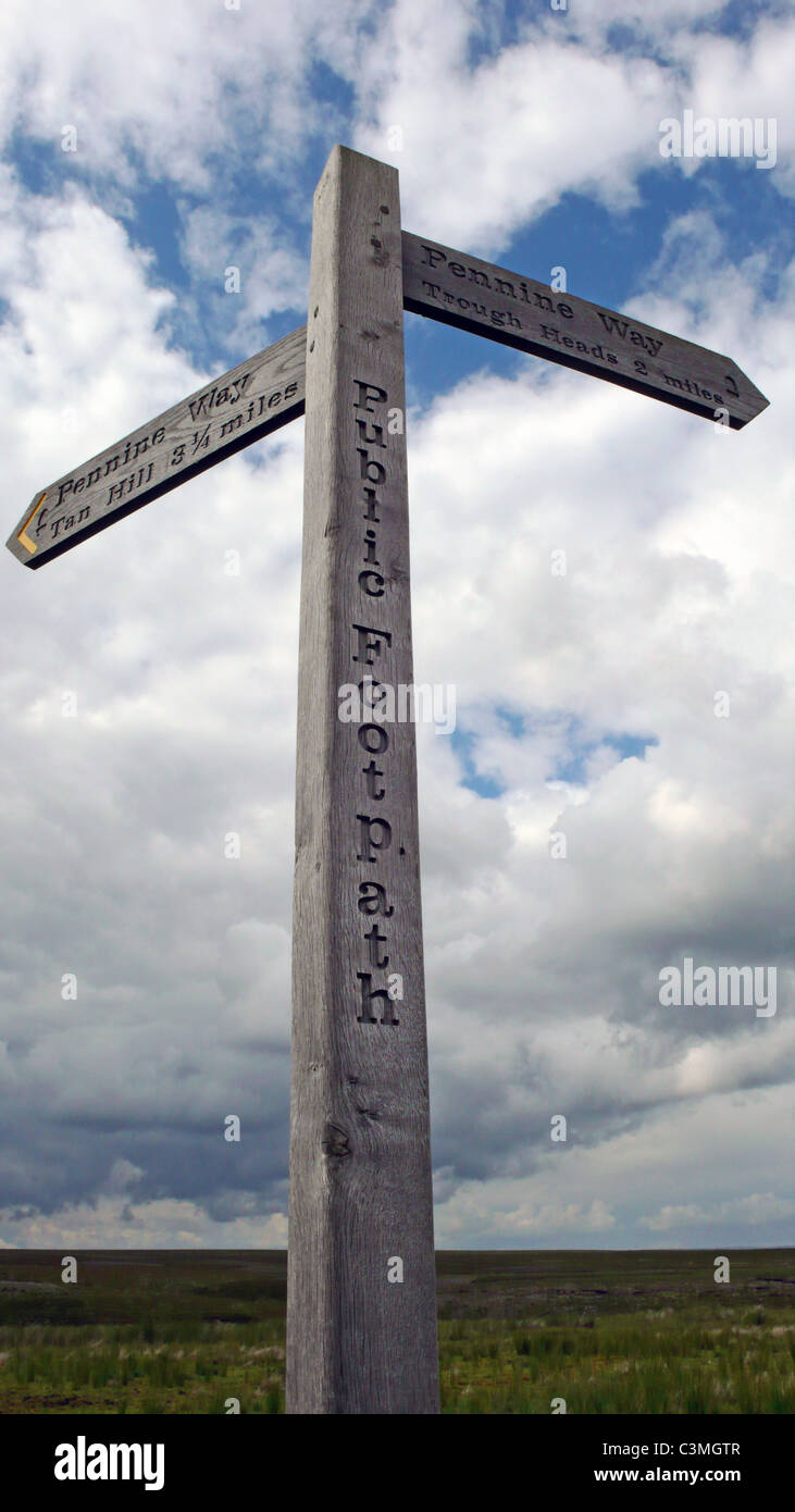 Ein Zeichen der Pennine Way post zwischen Tan Hill und den Trog Leitern, North Yorkshire, UK. Stockfoto