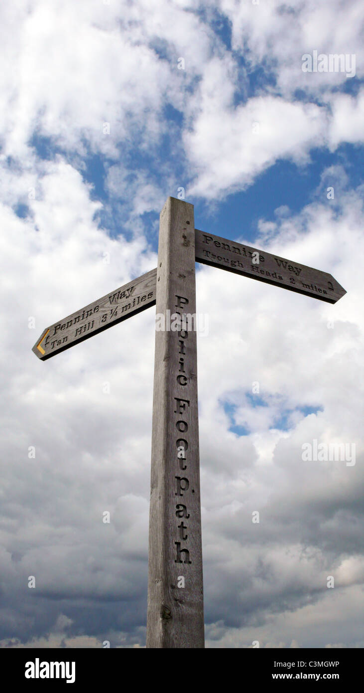 Ein Zeichen der Pennine Way post zwischen Tan Hill und den Trog Leitern, North Yorkshire, UK. Stockfoto