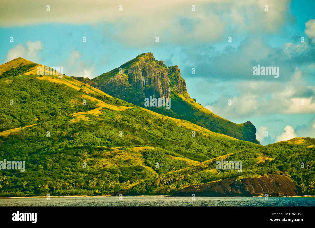 Abendlicht setzt auf den Bergen der Yasawa Inseln aglow, Fidschi Stockfoto