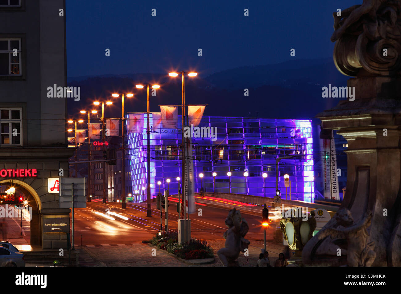 Österreich, Oberösterreich, Linz, Ansicht des Ars Electronica Center mit Nibelungenbrücke in der Nacht Stockfoto