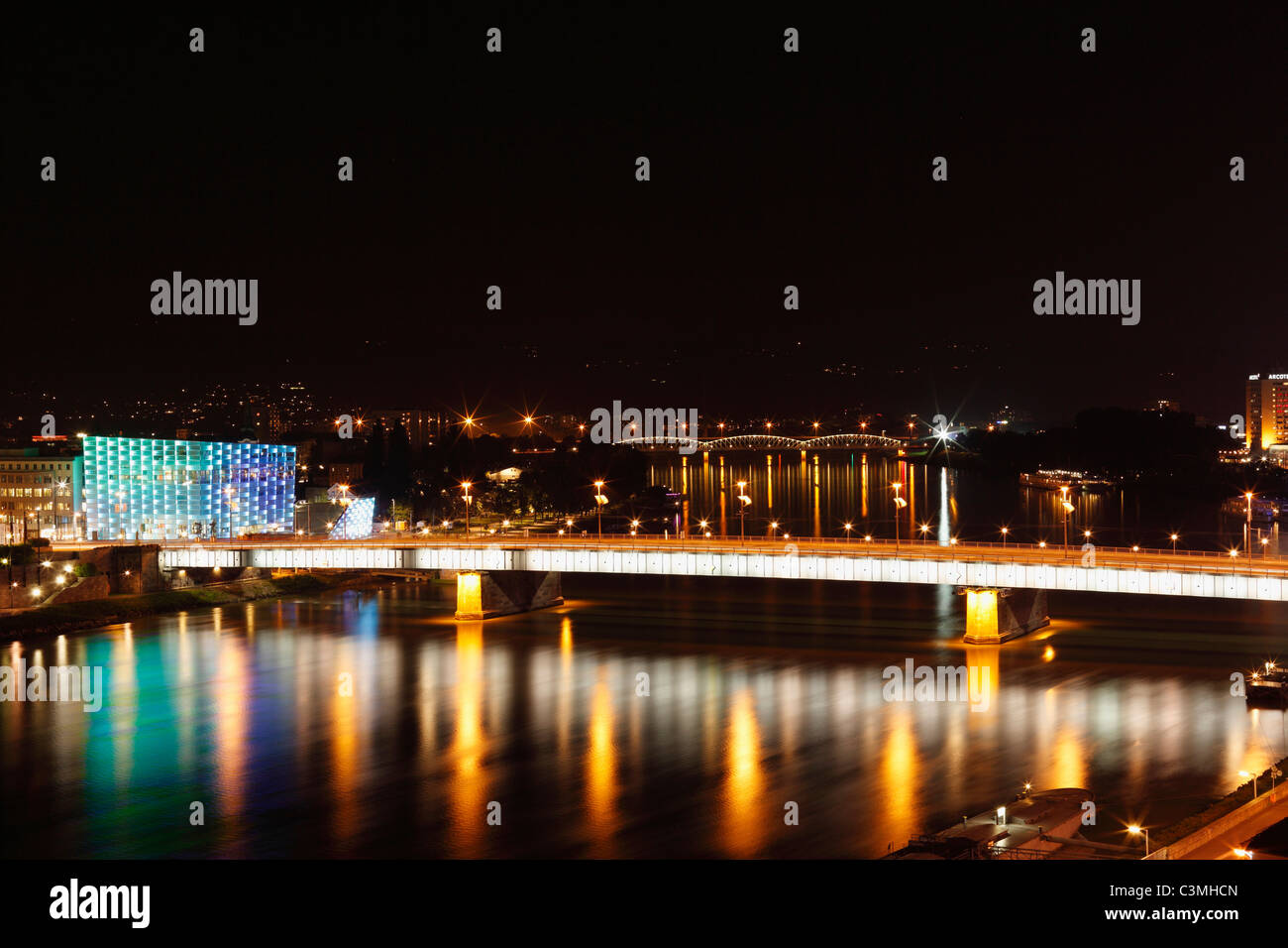 Österreich, Oberösterreich, Linz, Ansicht des Ars Electronica Center mit Nibelungenbrücke in der Nacht Stockfoto