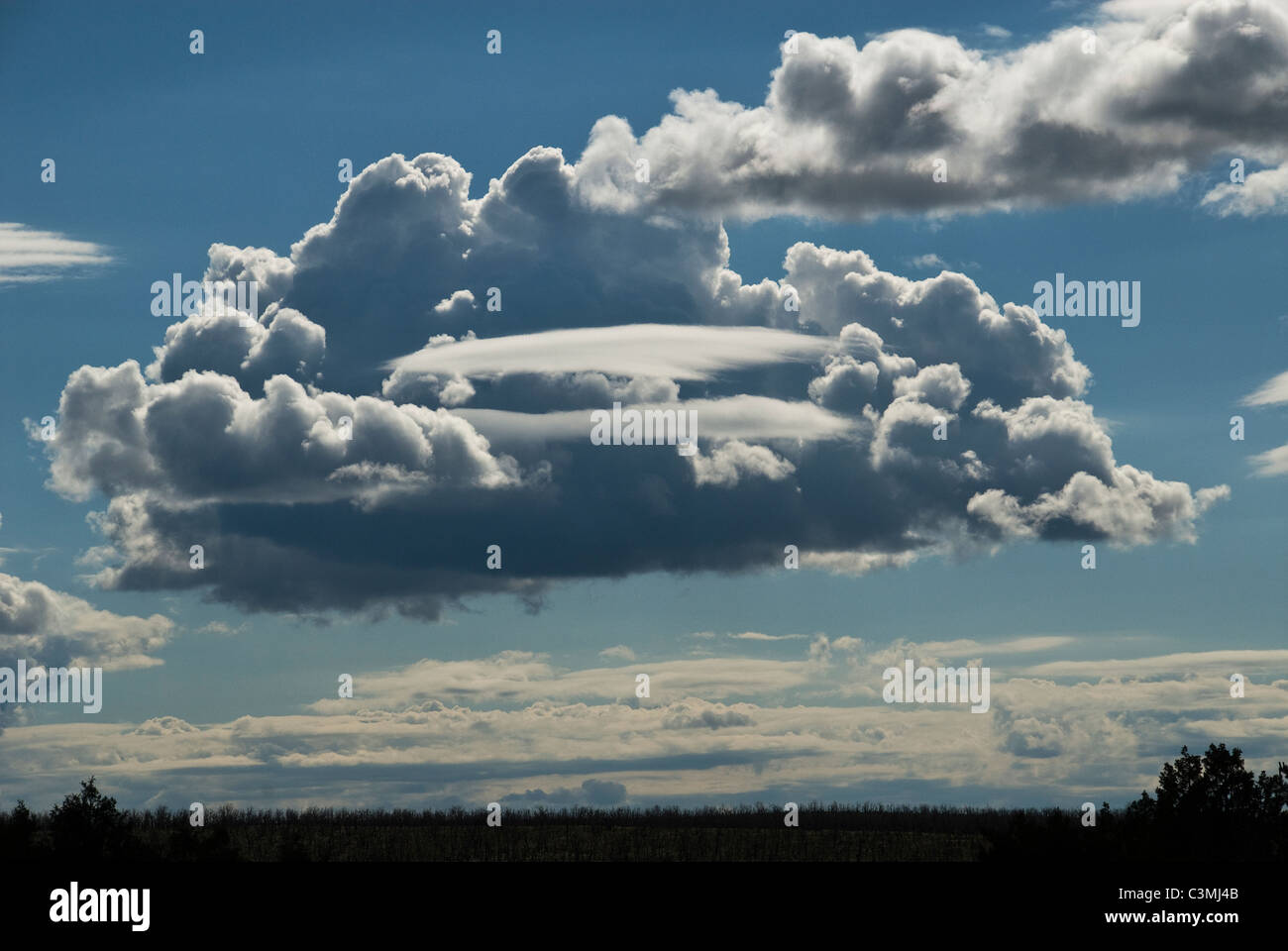 Linsenförmige Wolken gemischt w / Gewitterwolken Mesa Verde National Park, Colorado USA Stockfoto