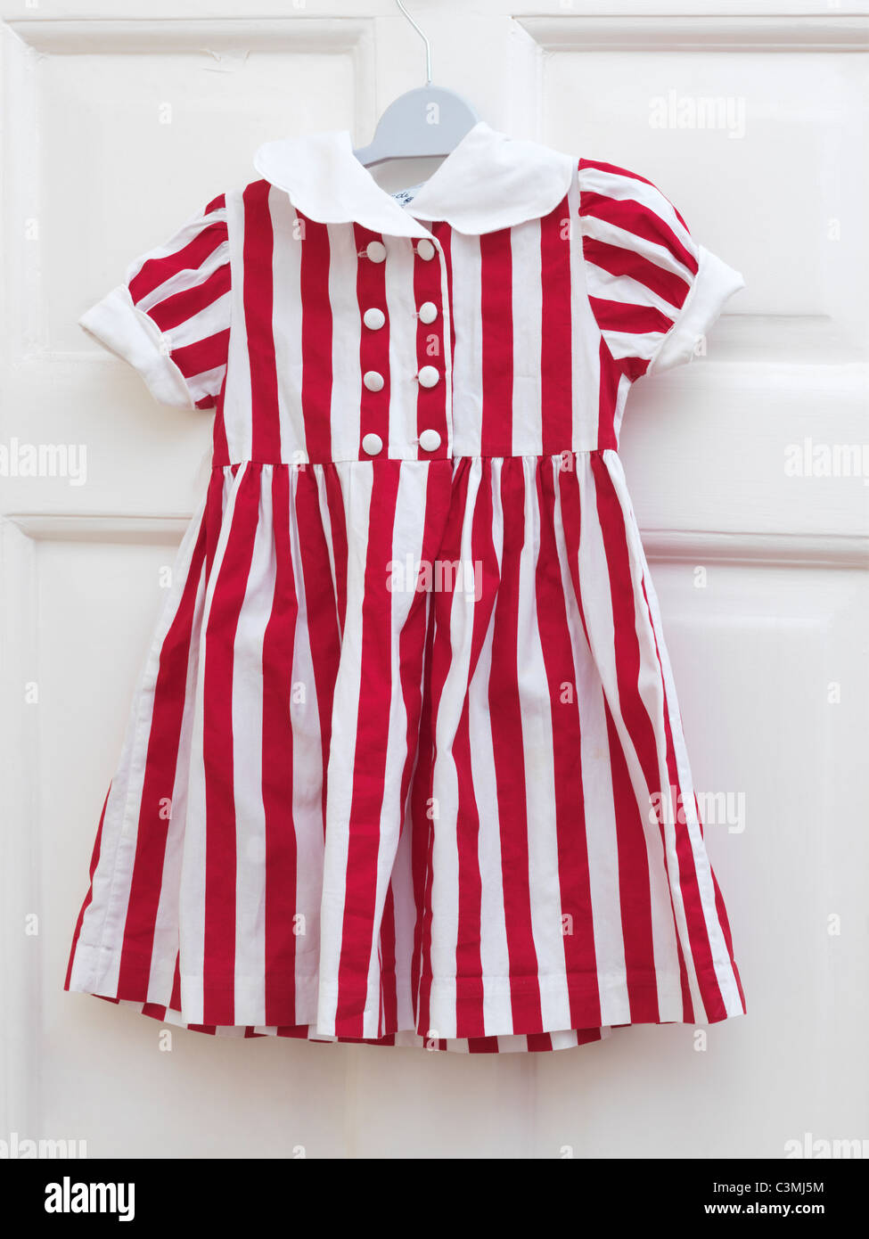 Des Kindes rot-weiß gestreiften Kleid Stockfoto