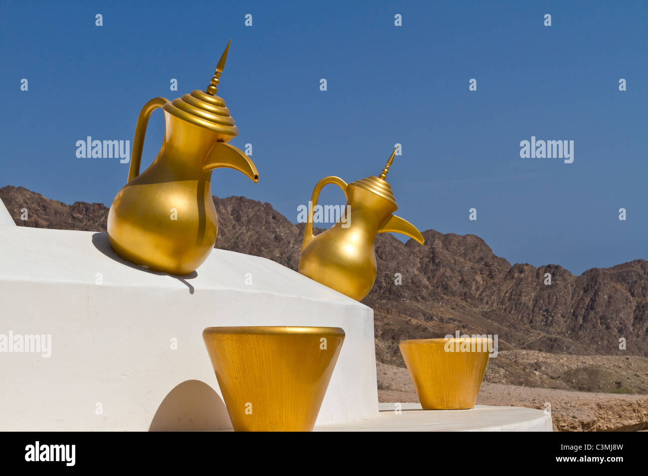 Dekorative gold Kaffee Urnen an einem Kreisverkehr in Maskat, Oman. Stockfoto