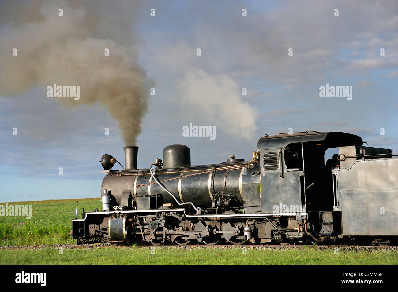 Oldtimer Dampflokomotive mit Rauchschwaden und Dampf Stockfoto