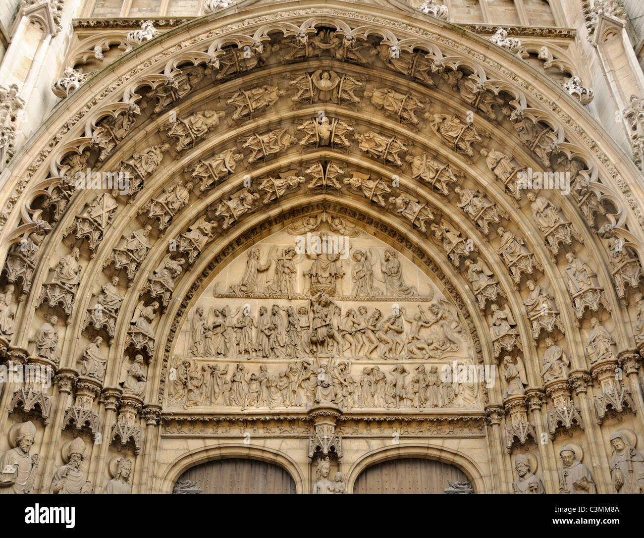 Antwerpen / Antwerpen, Belgien. Kathedrale (Onze-Lieve-Vrouwkathedral: 1352-1521. Gotische) Carved Stone Detail des jüngsten Gerichts Stockfoto