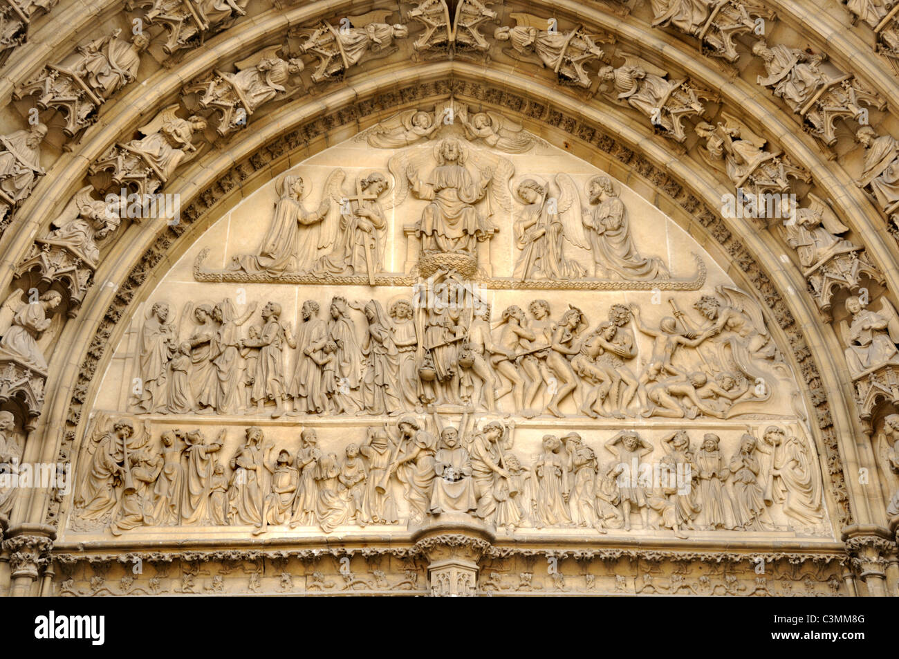 Antwerpen / Antwerpen, Belgien. Kathedrale (Onze-Lieve-Vrouwkathedral: 1352-1521. Gotische) Carved Stone Detail des jüngsten Gerichts Stockfoto