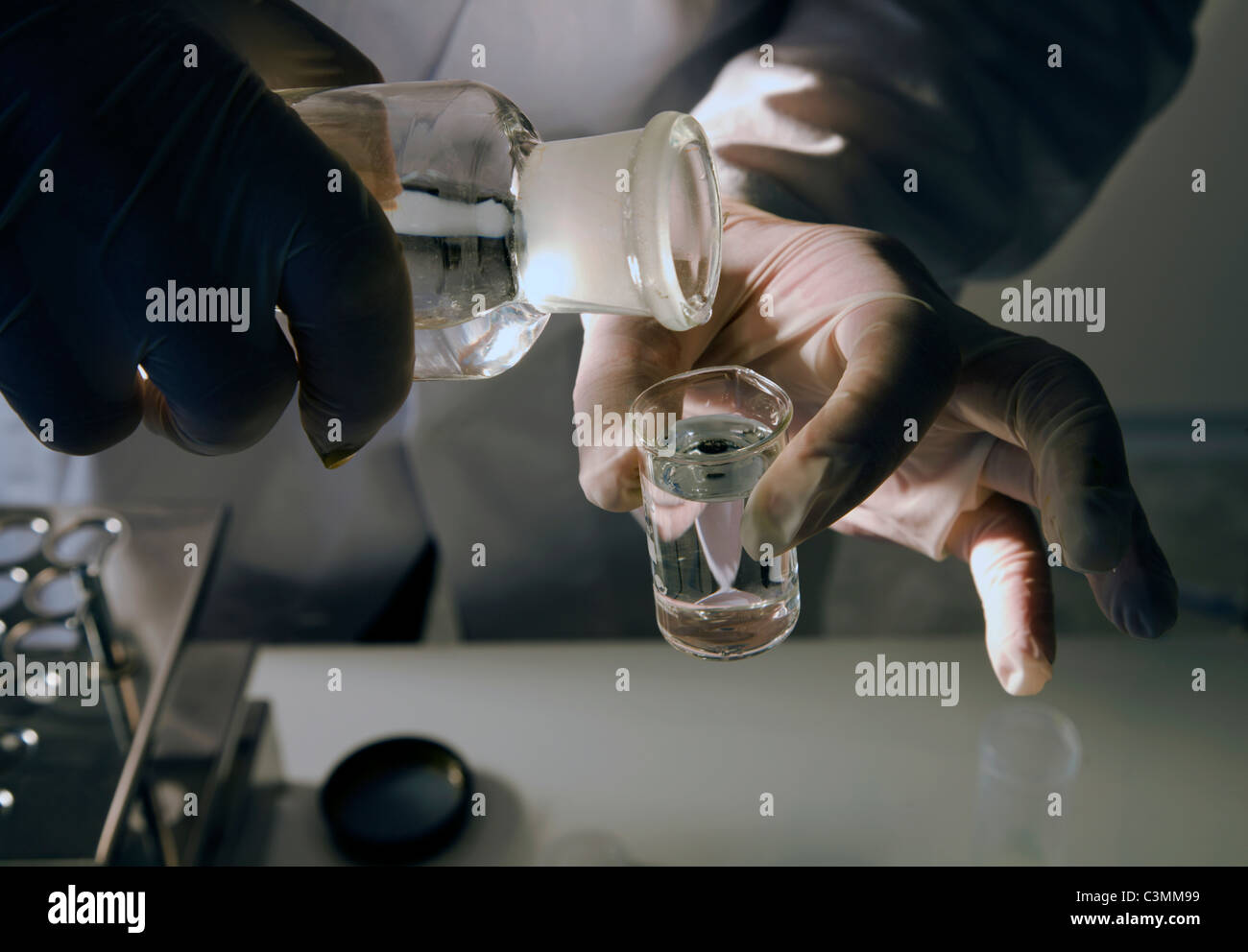 Hand bei der Arbeit im Labor Stockfoto