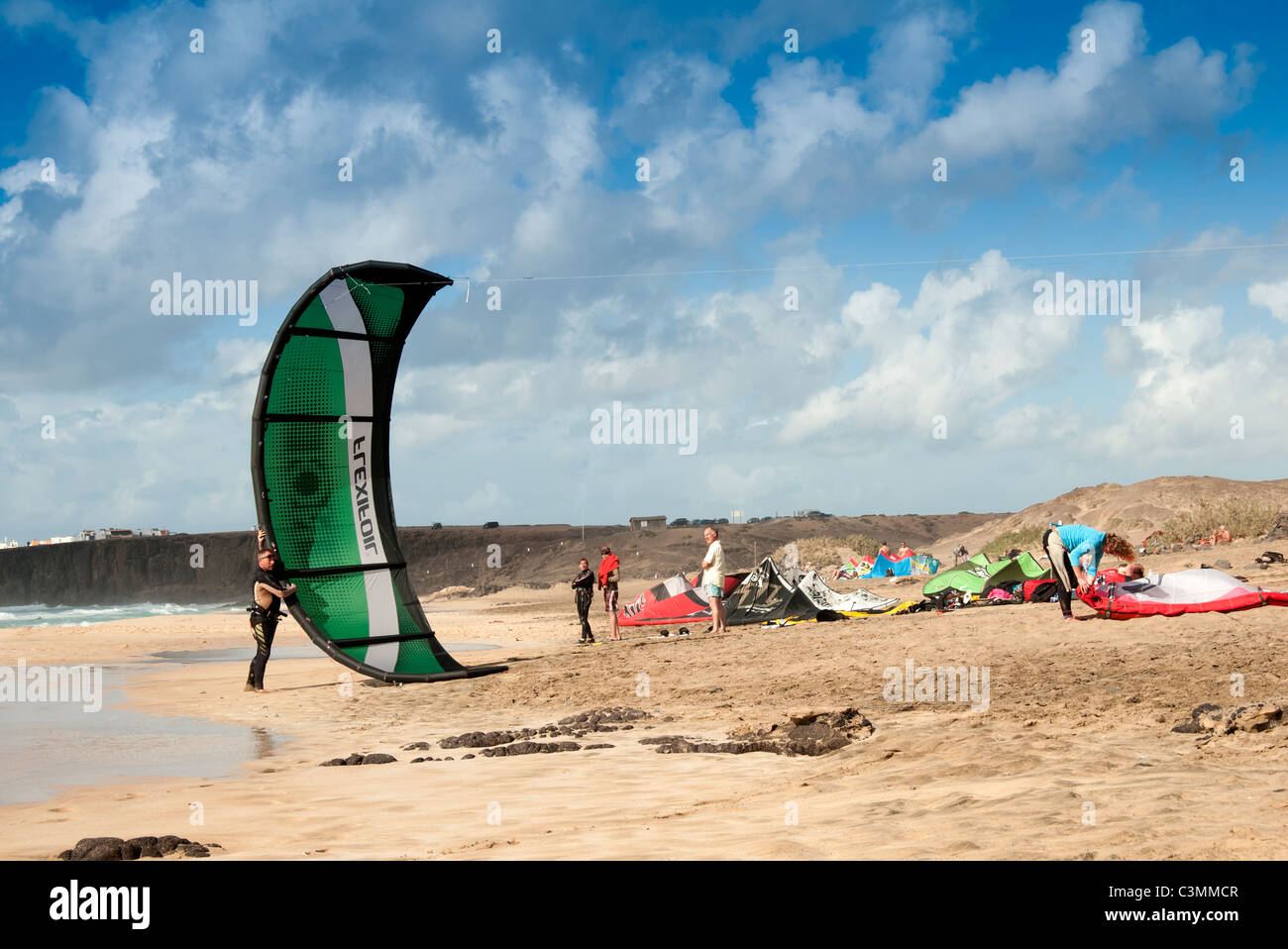 Kite-Surfer immer bereit zu gehen in der Brandung El Cotillo Fuerteventura Kanarische Inseln Stockfoto