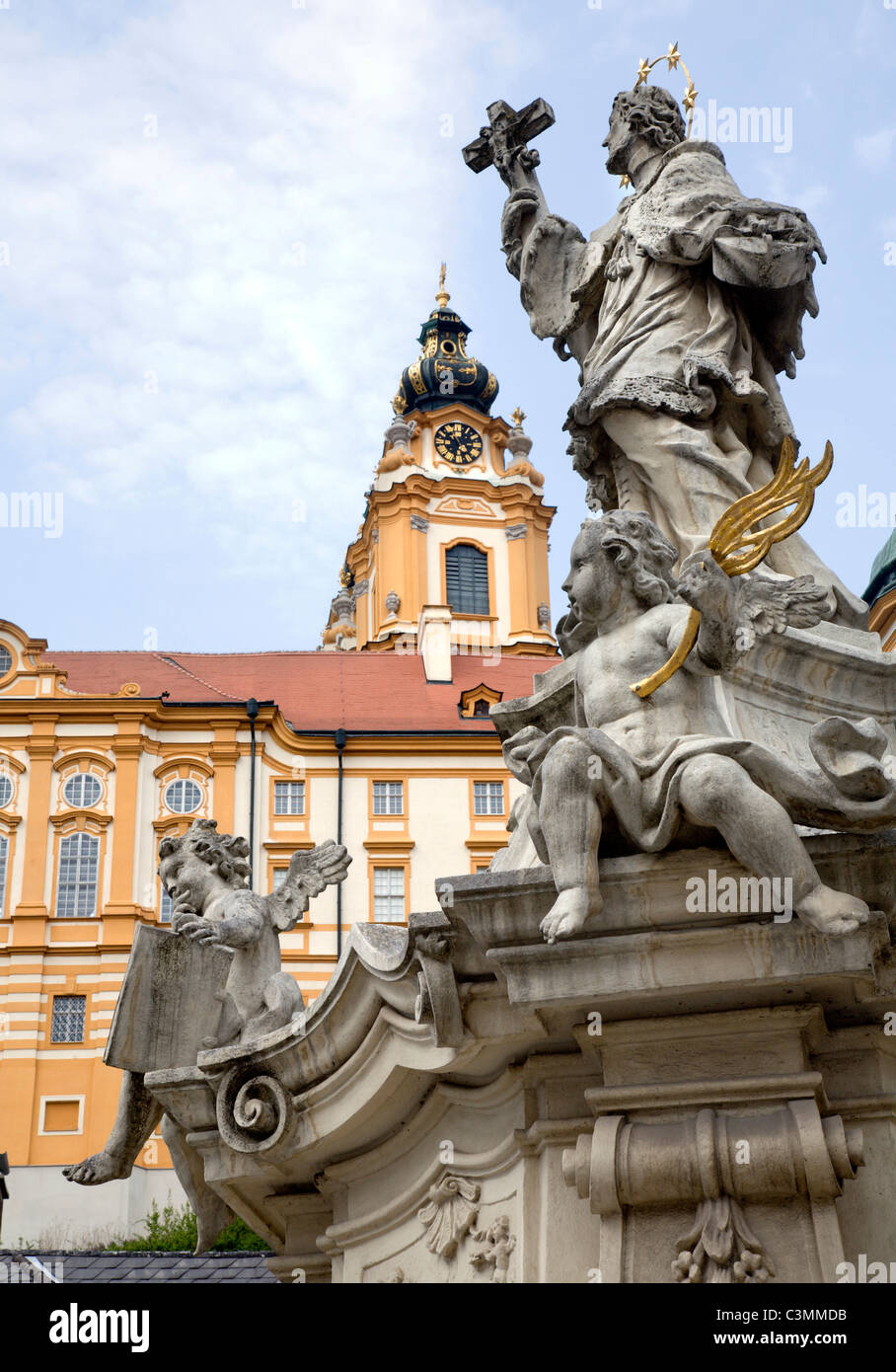 Melk - barocke Closister aus Österreich und st. John Nepomuk-Statue Stockfoto