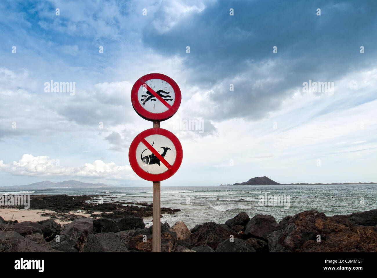 Kein Schwimmen, keine Fischerei Straßenschild in Corralejo Fuerteventura Kanarische Inseln Stockfoto