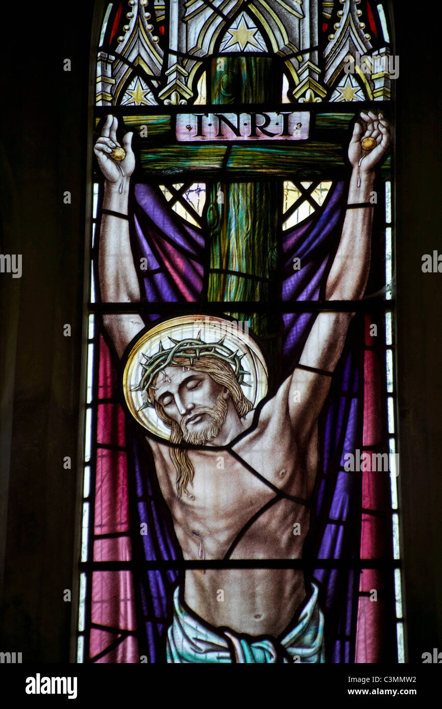 Teil der Buntglasfenster zeigen Jesus am Kreuz in Allerheiligen Kirche, Tarrant Monkton, Dorset, Großbritannien im April gekreuzigt - Kreuzigung Christi Stockfoto