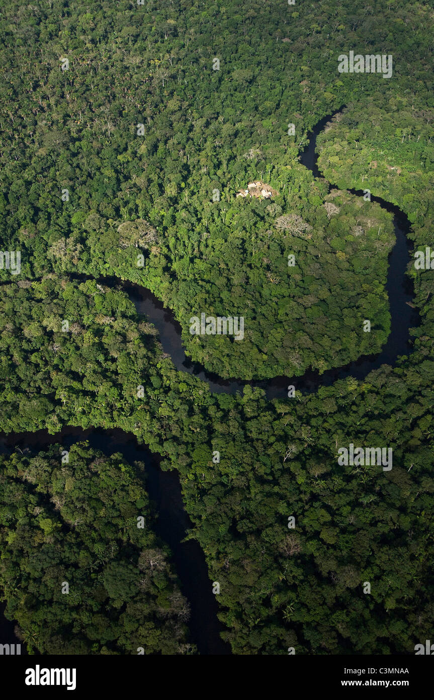 Mäandernden Fluss und Cofan Häuser im Cuyabeno Reservat, Amazonas, Ecuador. Stockfoto