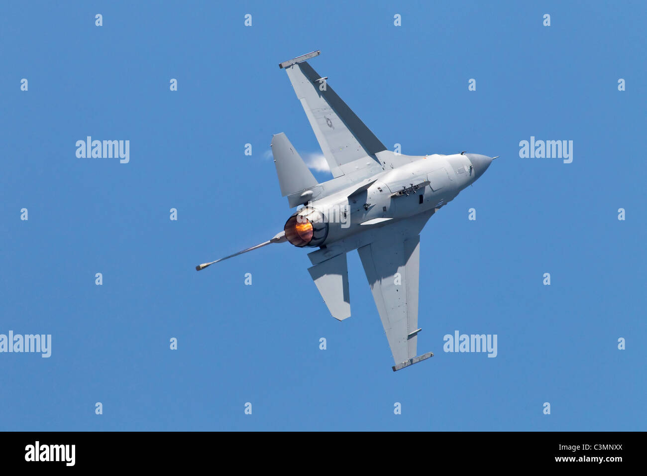 Ein USAF General Dynamics F16 Fighting Falcon enge Begleitung Kämpfer Stockfoto