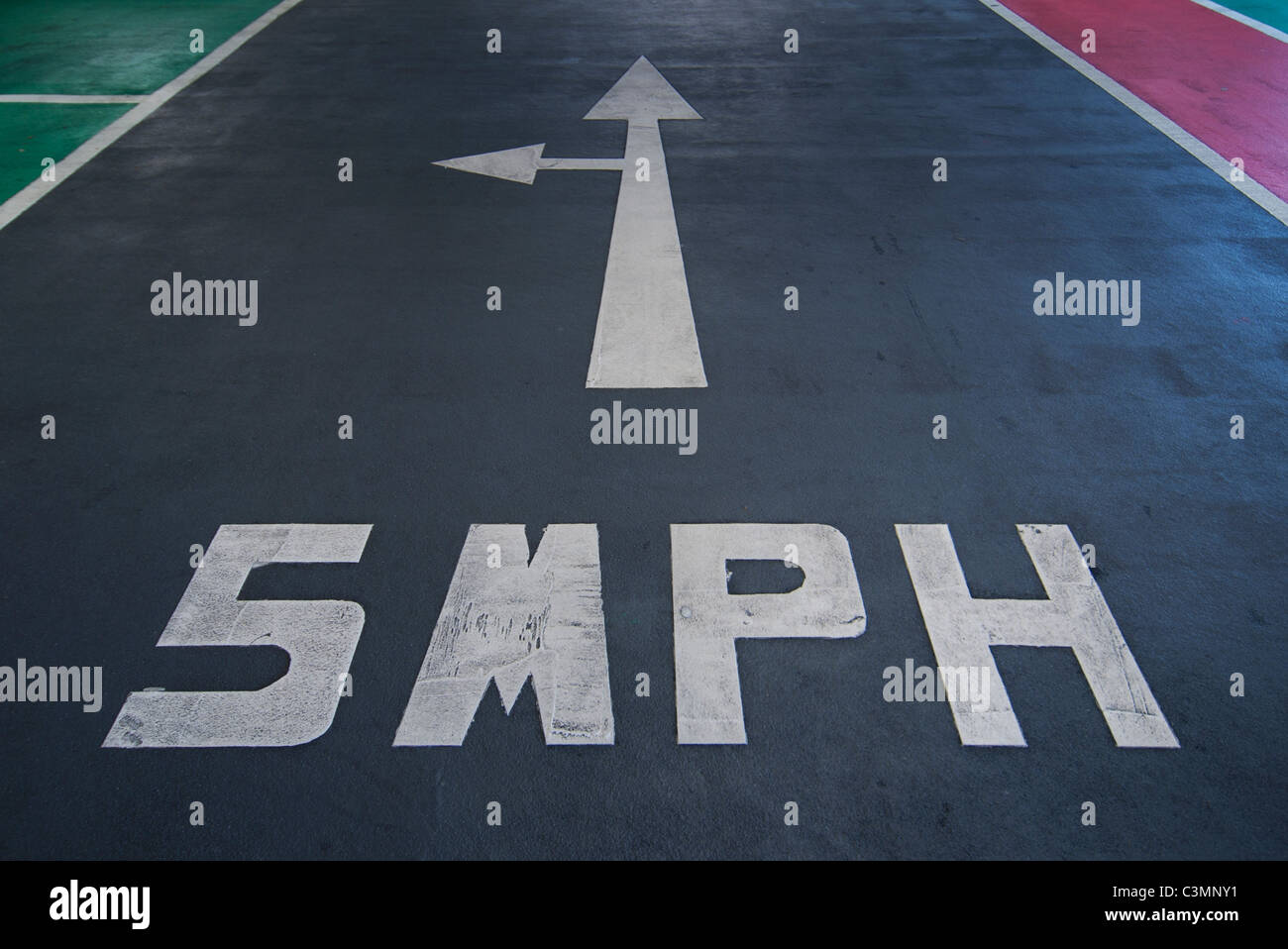 5 km/h-Schild auf die Straße gemalt Stockfoto