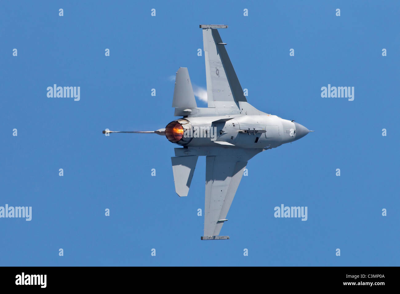 Ein USAF General Dynamics F16 Fighting Falcon enge Begleitung Kämpfer Stockfoto