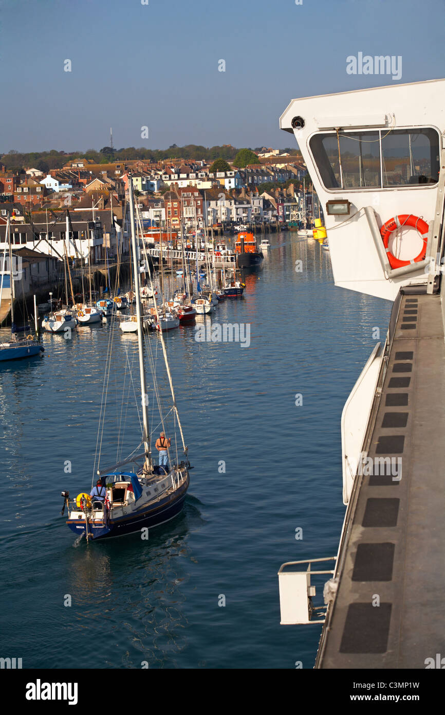 An Bord verankert die Condor Express im Rückblick auf die Yachten und Boote im Hafen von Weymouth mit Yacht Segeln im April Stockfoto