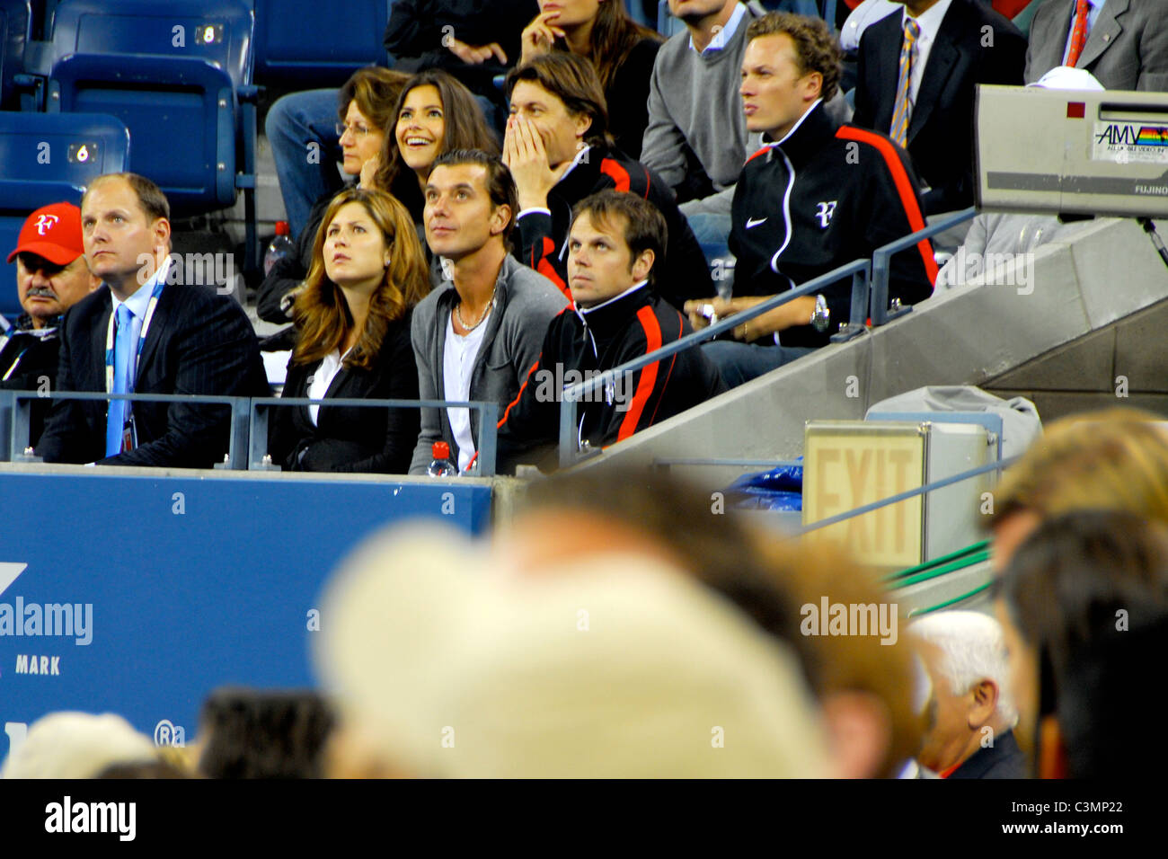 Mirka Federer und Gavin Rossdale sehen Robin Söderling Schweden v Roger Federer der Schweiz am 10. Tag der US Open in der Stockfoto