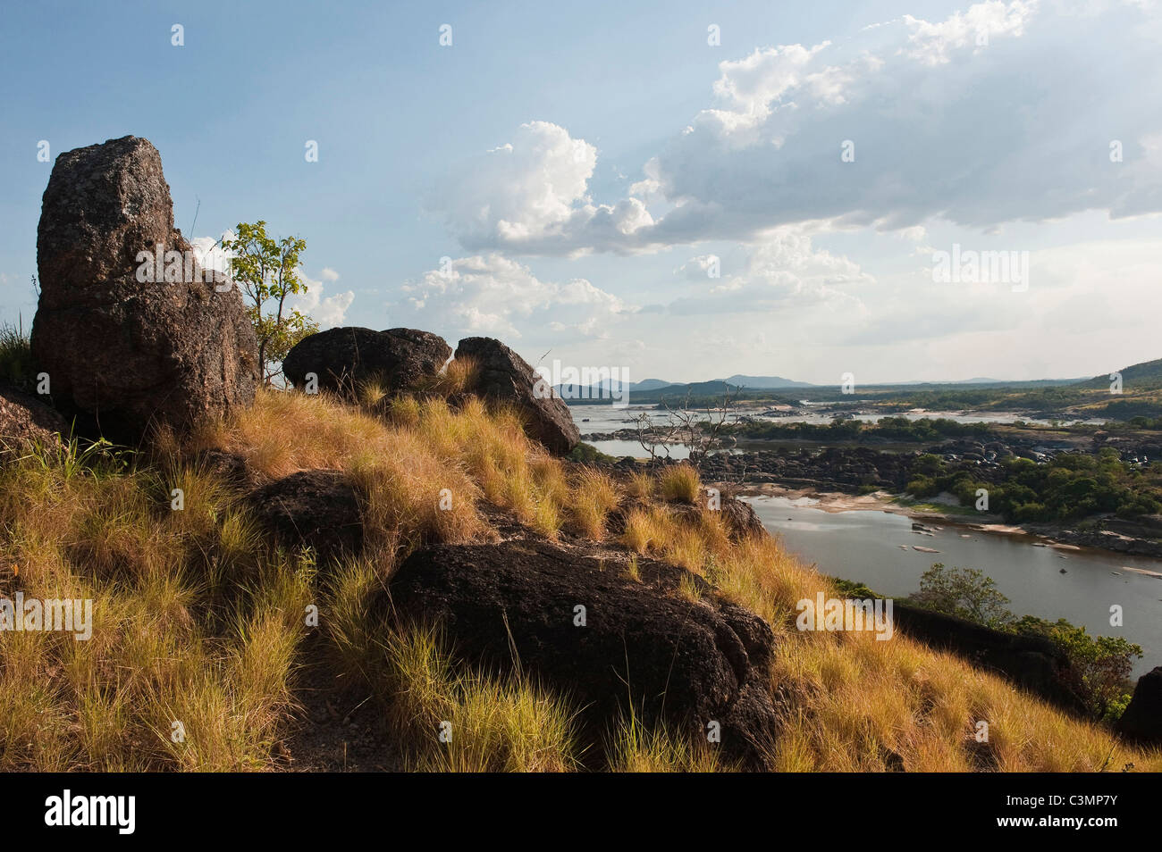 Orinoco Fluss, gesehen vom Cerro Perico in Puerto Ayacucho, Apure Provinz, Venezuela. Stockfoto