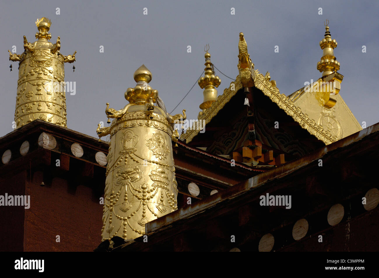 Vergoldete Verzierungen am Dach Ecken des Songzhanling-Klosters. Zhongdian, China Stockfoto