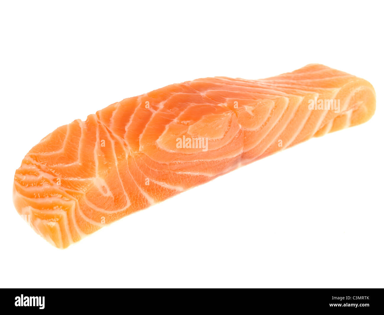 Frischen, rohen ungekochten Lachs filet gegen einen weißen Hintergrund mit der Leertaste oder einen Freistellungspfad Kopieren ohne Menschen Stockfoto