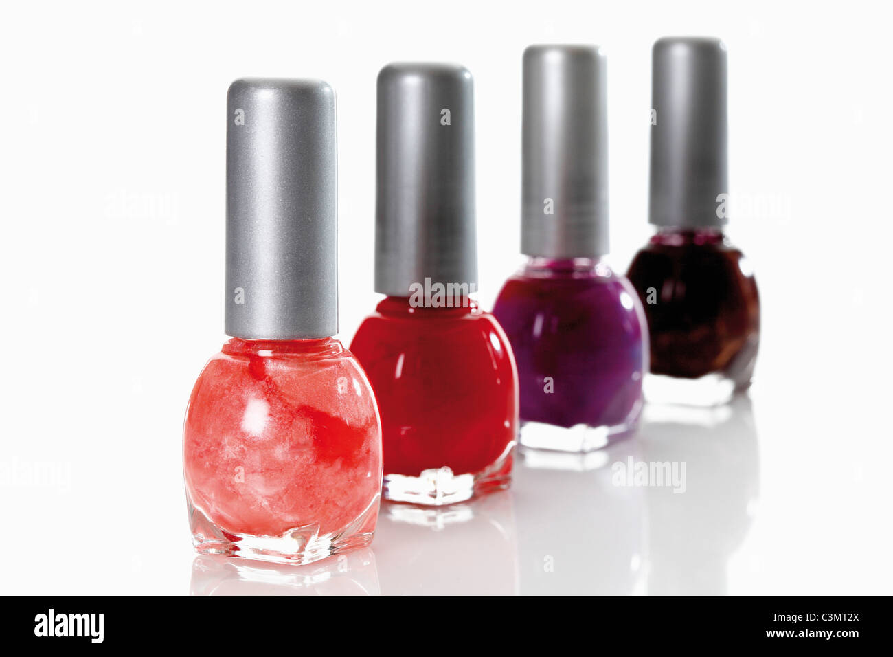 Flaschen Nagellack vor weißem Hintergrund Stockfoto