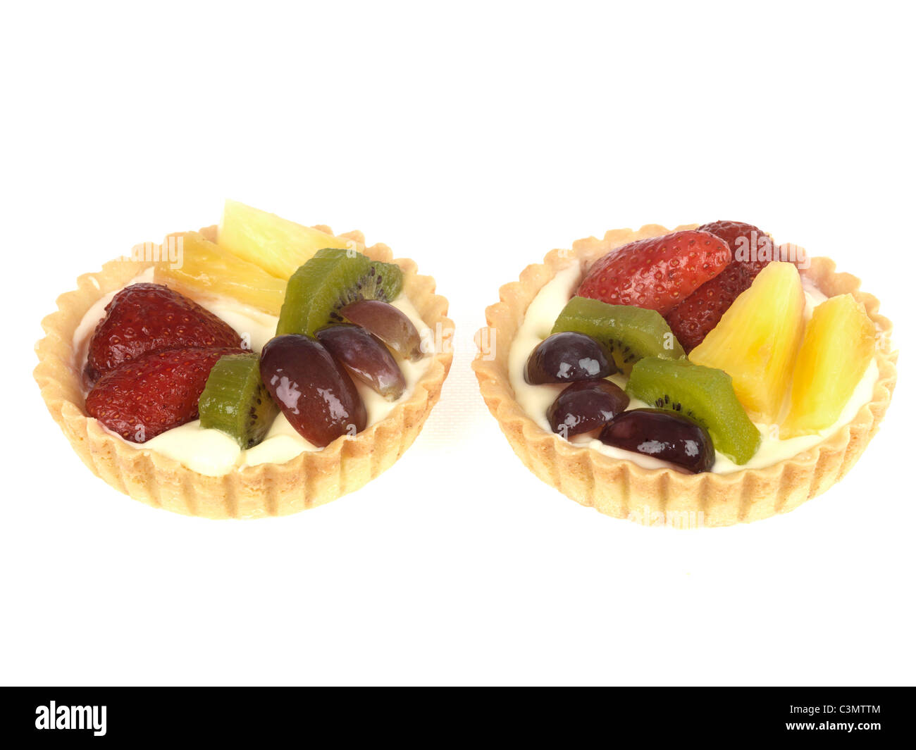 Frisch zubereitete Sommer Obstkuchen mit Kiwis Erdbeeren, Trauben und Ananas in einer gebackenen Teig Flan Unterseite Ohne Menschen gegen Weiße Stockfoto