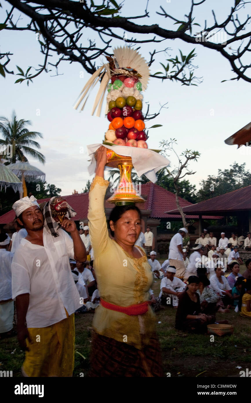 Indonesien, Insel Bali, Tejakula Dorf in der Nähe von Pura Dangin Carik Tempel. Prozession. Stockfoto