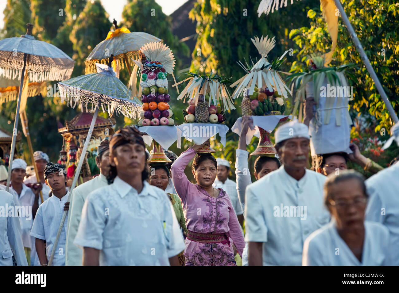 Indonesien, Insel Bali, Tejakula Dorf in der Nähe von Pura Maksan Tempel. Prozession. Stockfoto