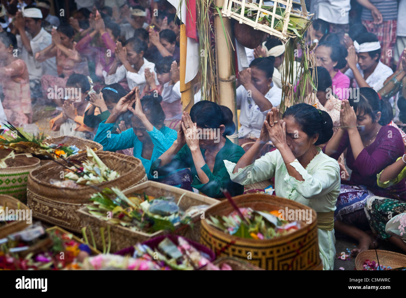 Indonesien, Insel Bali, Tejakula Dorf, Pura Maksan Tempel. Die Menschen verehren. Stockfoto