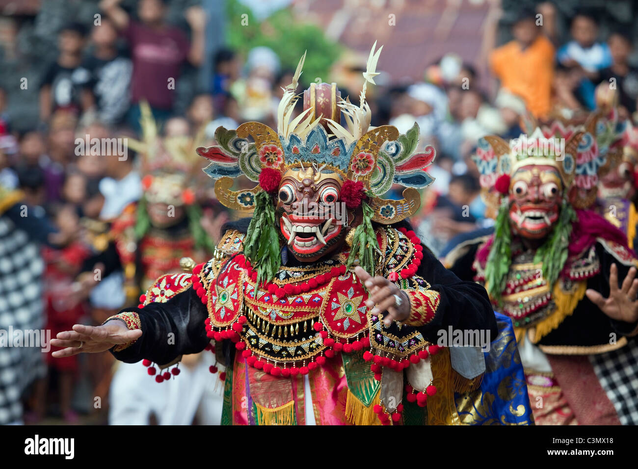 Indonesien, Insel Bali, Tejakula Dorf, Pura Maksan Tempel. Tanzdrama mit Heiligen Masken genannt: Wayang Wong. Stockfoto