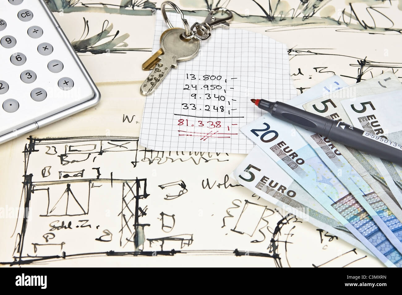 der Entwurf eines Hauses mit Schlüssel, einen Taschenrechner, einen Bleistift, Geld und eine Berechnung für Ausgaben Stockfoto