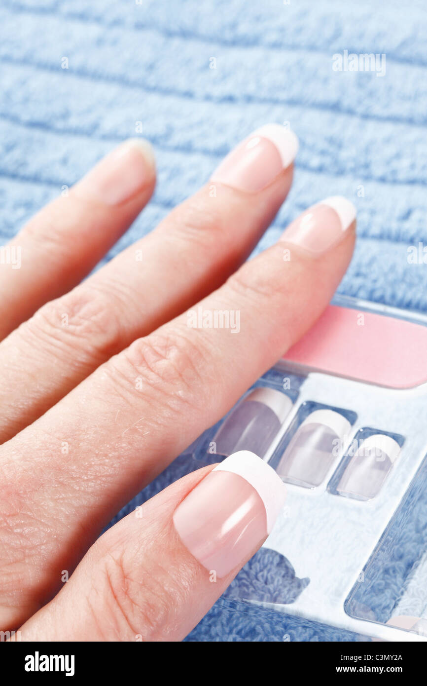 Menschliche Finger mit künstlichen Nägeln auf Maniküre set Stockfoto