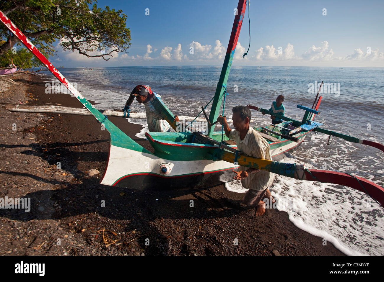 Indonesien, Insel Bali, in der Nähe von Tejakula Dorf, Gaia Oasis Resort. Fischer vom Meer. Stockfoto