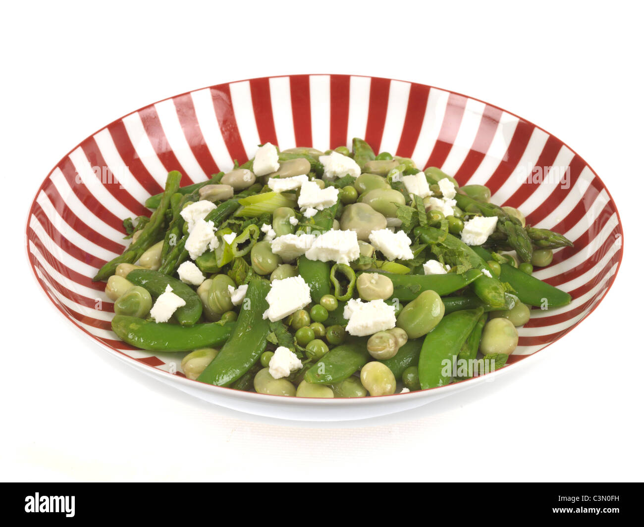 Frisch zubereitete Gesundheit Bohne Salat mit frischen Erbsen und Feta Käse gegen einen weißen Hintergrund mit keine Menschen und einen Freistellungspfad Stockfoto