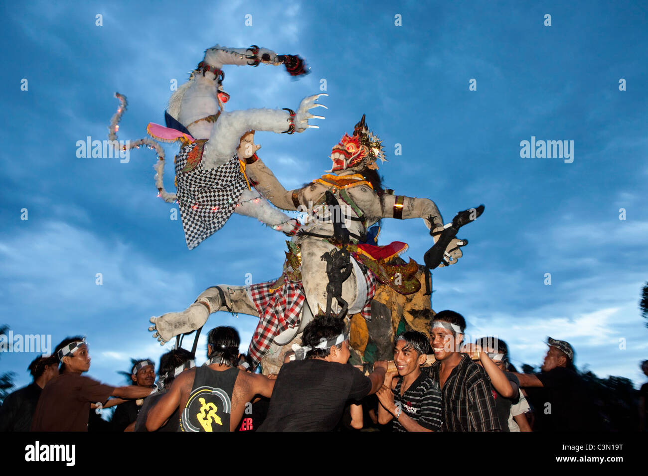 Indonesien, Ogoh-Ogoh-Festival, balinesische Neujahr riesigen Monster Puppen mit bedrohlichen Fingern und erschreckende Gesichter Stockfoto