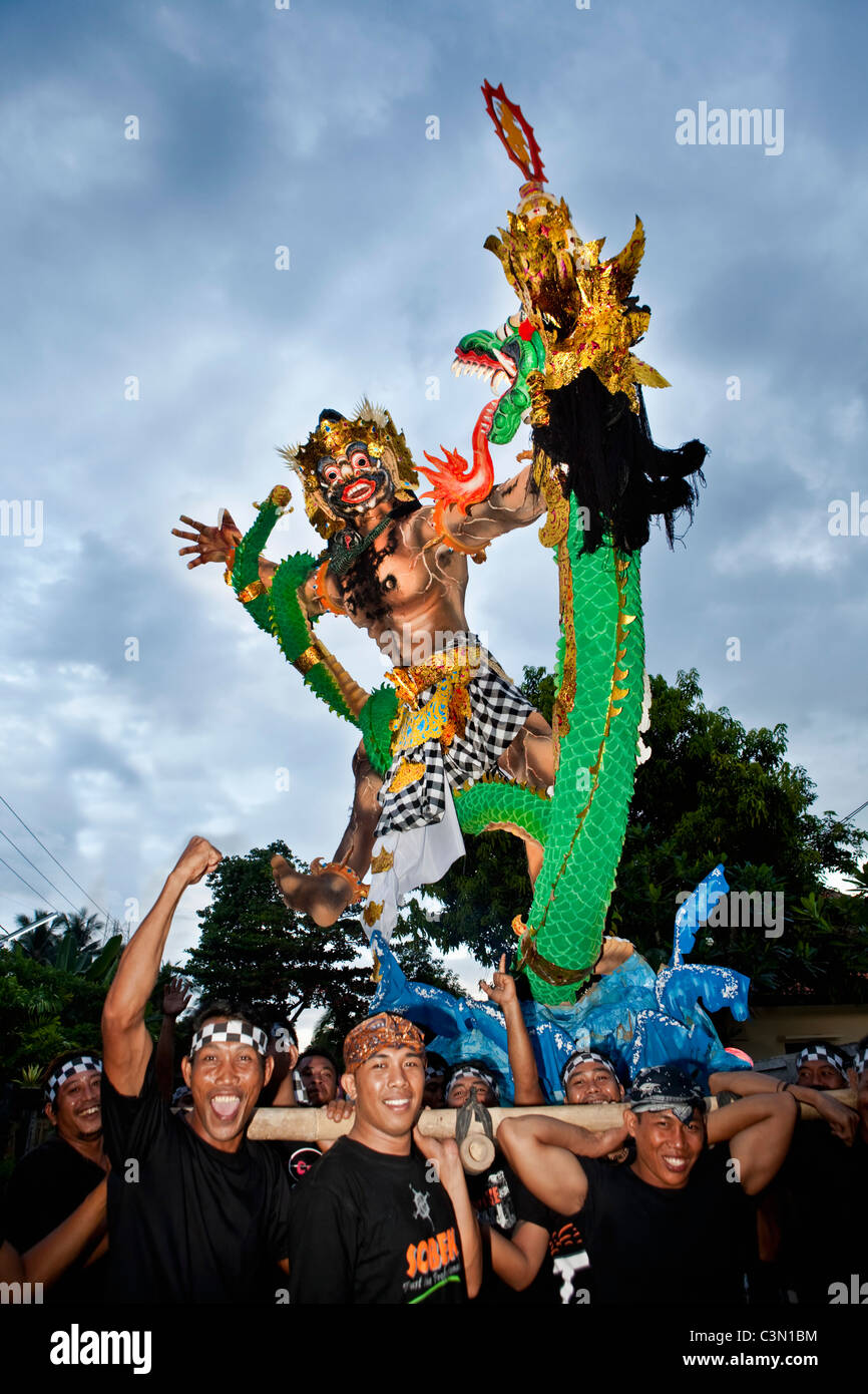 Indonesien, Ogoh-Ogoh-Festival, balinesische Neujahr riesigen Monster Puppen mit bedrohlichen Fingern und erschreckende Gesichter Stockfoto