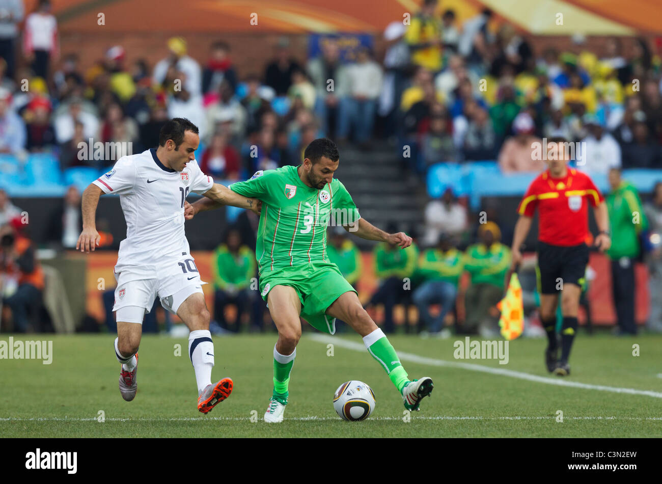 Nadir Belhadj of Algeria (R) hält den Ball von Landon Donovan von USA (L) bei einem Fußballspiel der 2010 FIFA World Cup. Stockfoto