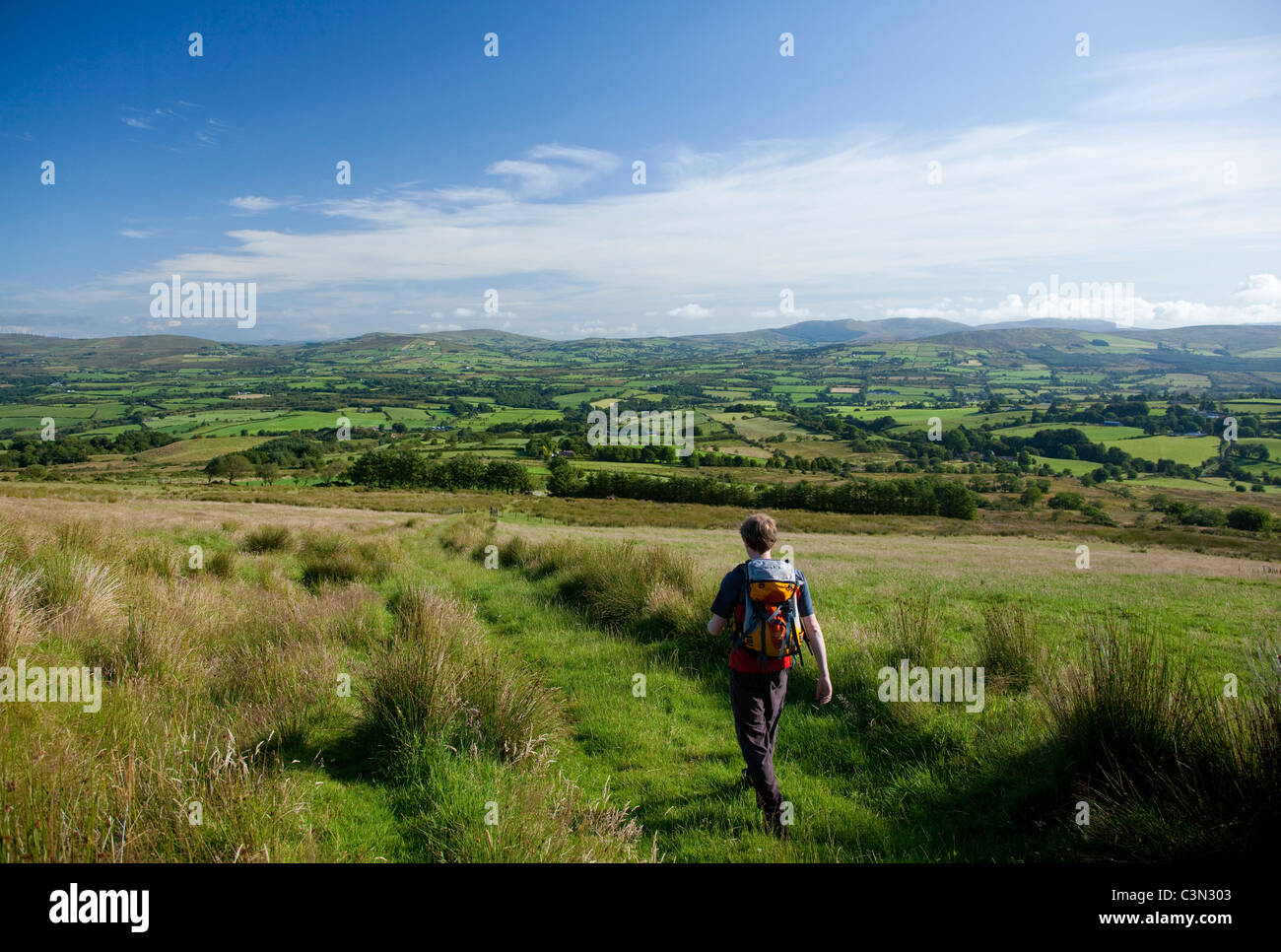 Walker in der Owenkillew Tal auf die Räuber Tabelle entfernt. Sperrin Mountains im County Tyrone, Nordirland. Stockfoto