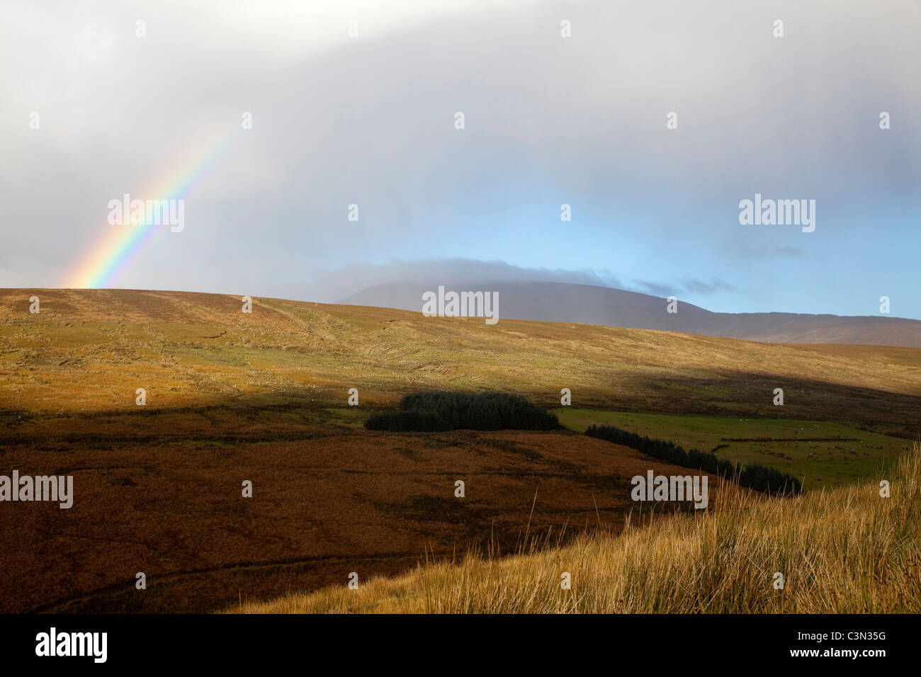 Regenbogen über Sawel Berg, Sperrin Mountains, Grafschaft Tyrone, Nordirland. Stockfoto