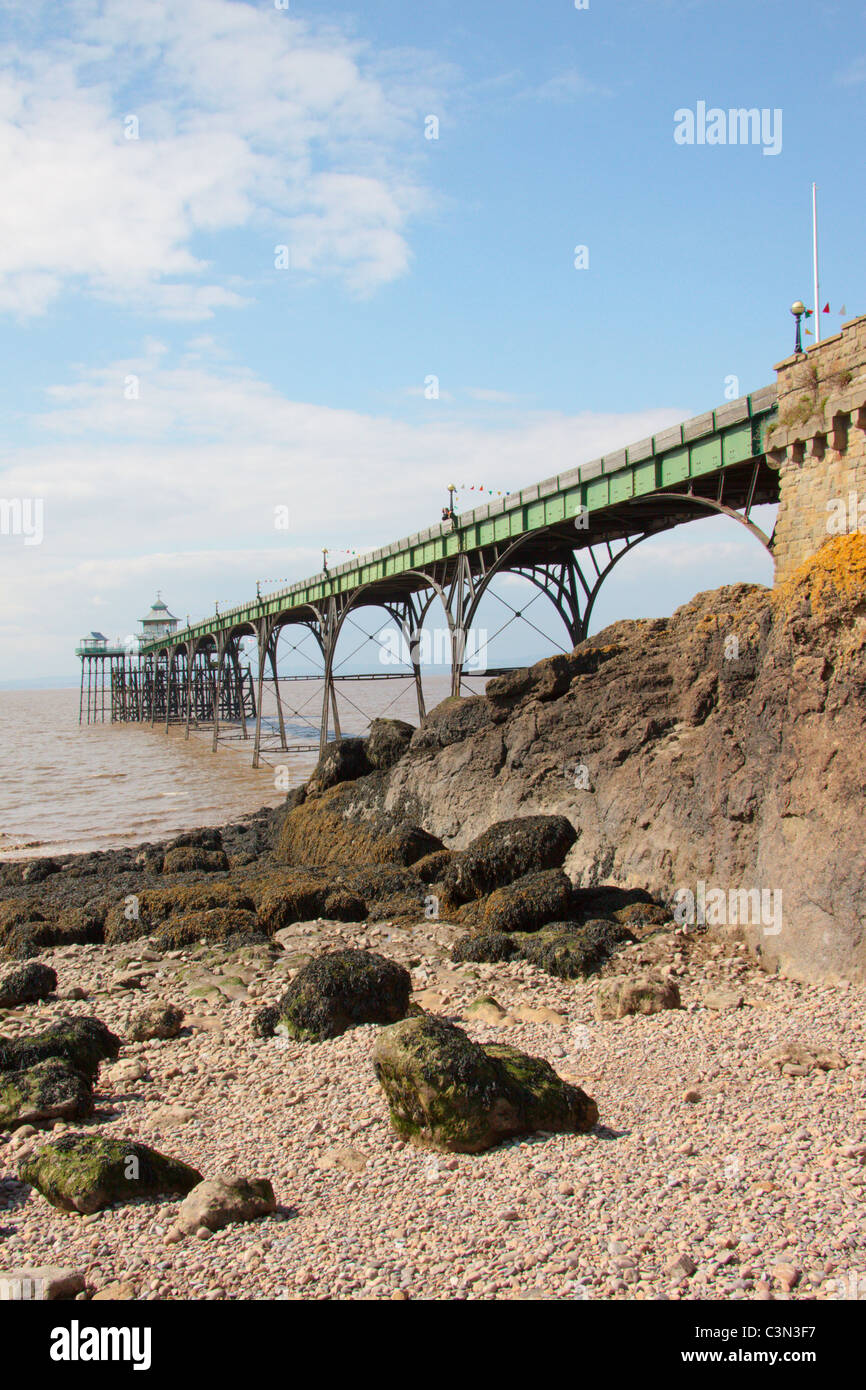 Viktorianische Pier in Clevedon, North Somerset an einem sonnigen Frühlings-Nachmittag Stockfoto